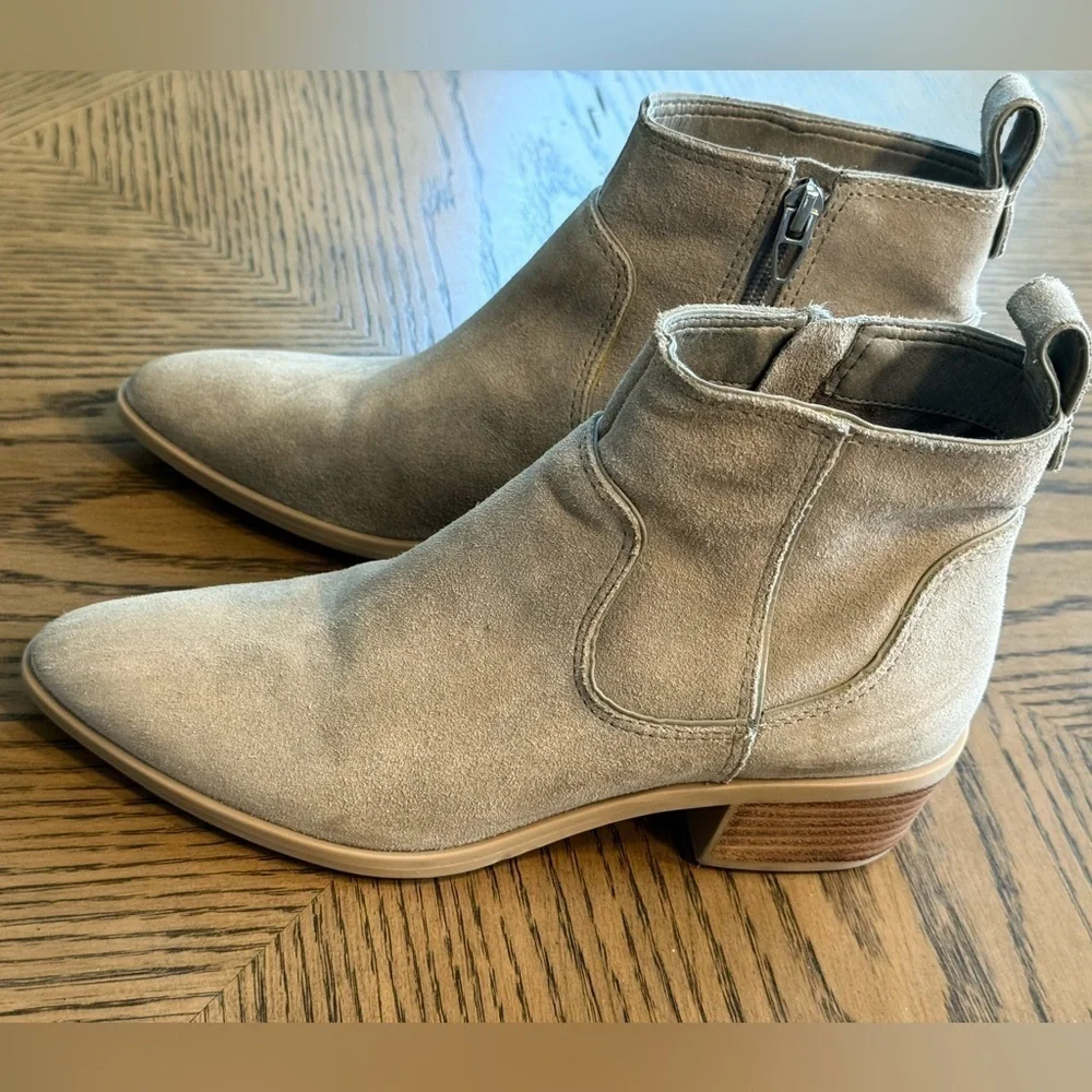 Women’s DOLCE VITA Able suede leather booties- Size 6